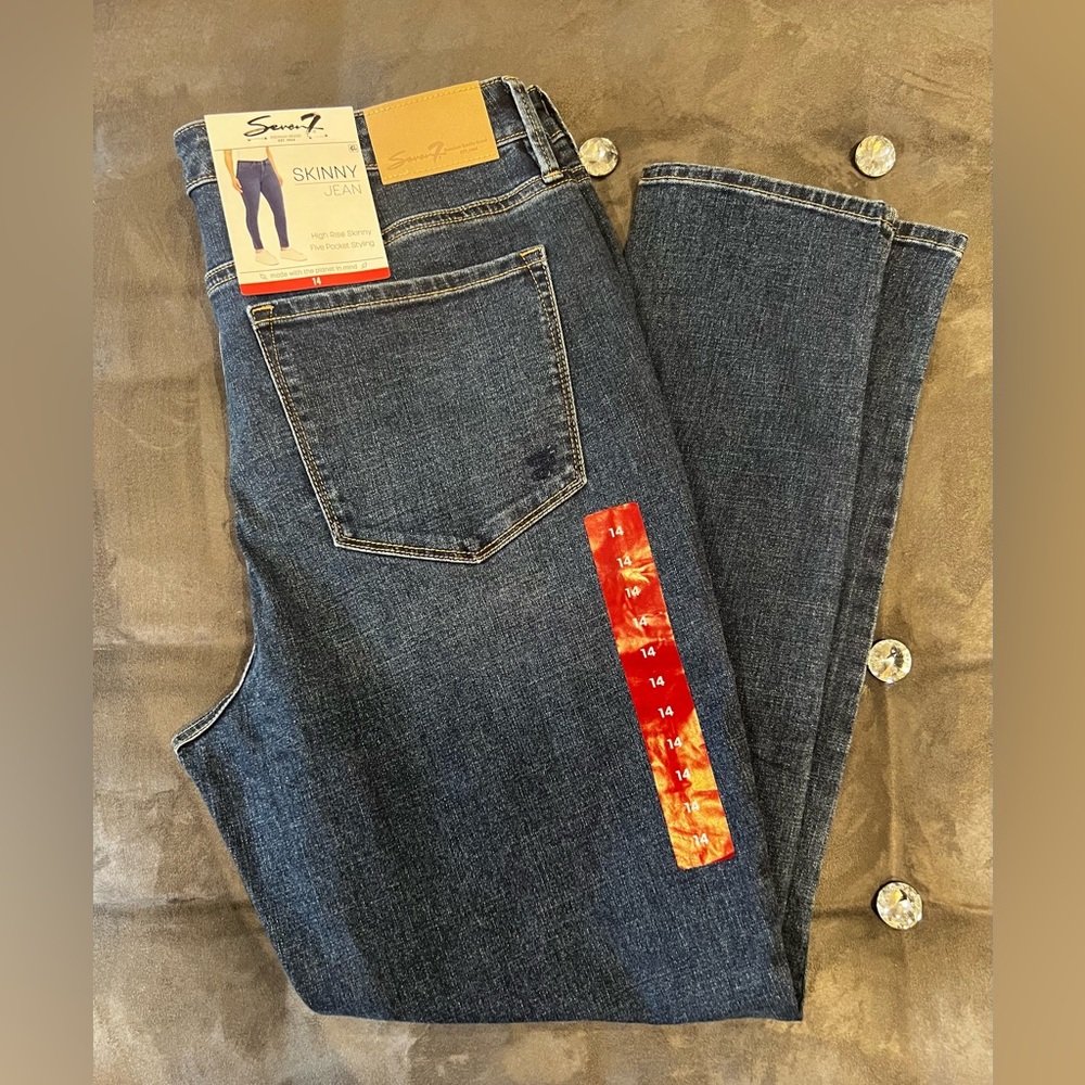 Medium wash Denim Seven skinny leg jeans
• High-rise design,flattering fit